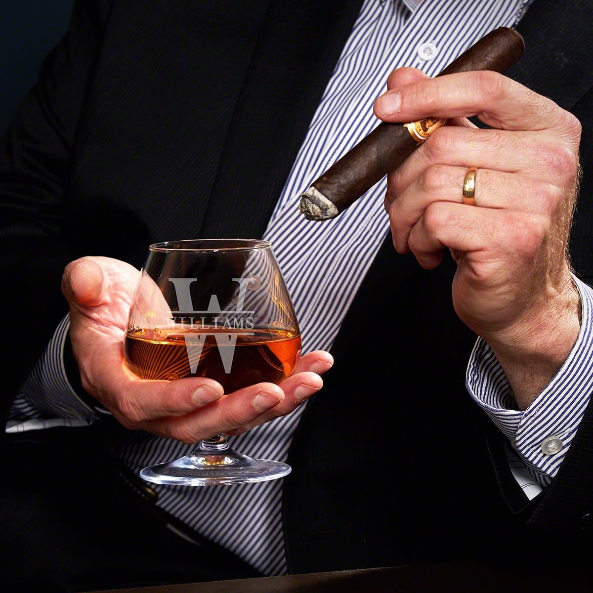 https://images.homewetbar.com/media/catalog/product/3/1/3195-cognac-brandy-glass-in-hand-cigar-2_1.jpg?store=default&image-type=image