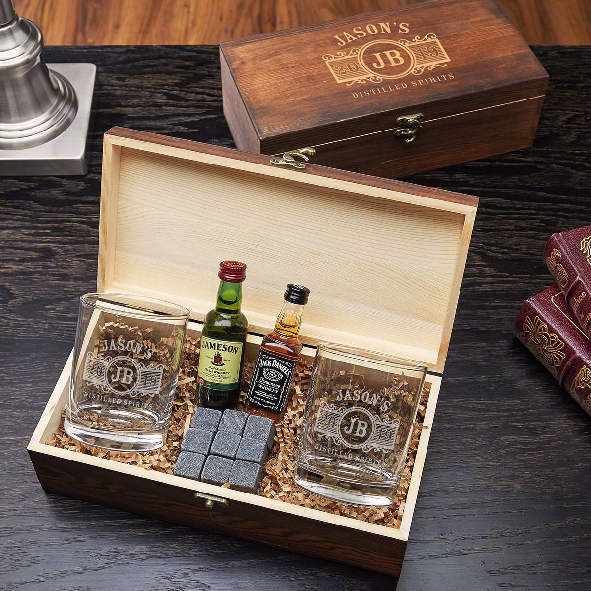 https://images.homewetbar.com/media/catalog/product/7/3/7319-marquee-whiskey-lover-gift-box.jpg?store=default&image-type=image