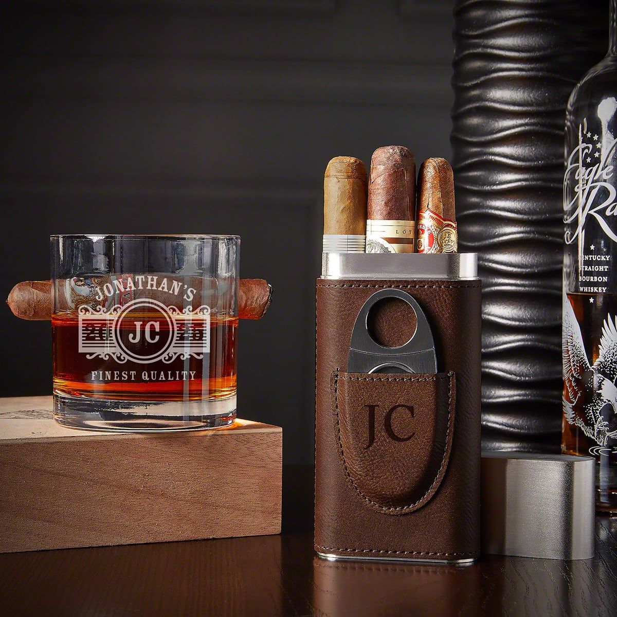 https://images.homewetbar.com/media/catalog/product/c/u/customized-cigar-whiskey-glass-cigar-case-marquee-p-10682.jpg?store=default&image-type=image