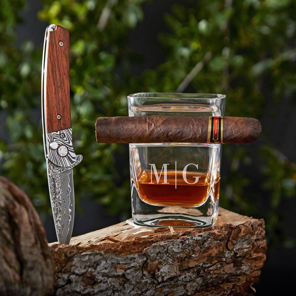 https://images.homewetbar.com/media/catalog/product/p/e/personalized-gift-set-for-men-damascus-knife-and-quinton-cigar-glass_p_9578.jpg?store=default&image-type=image