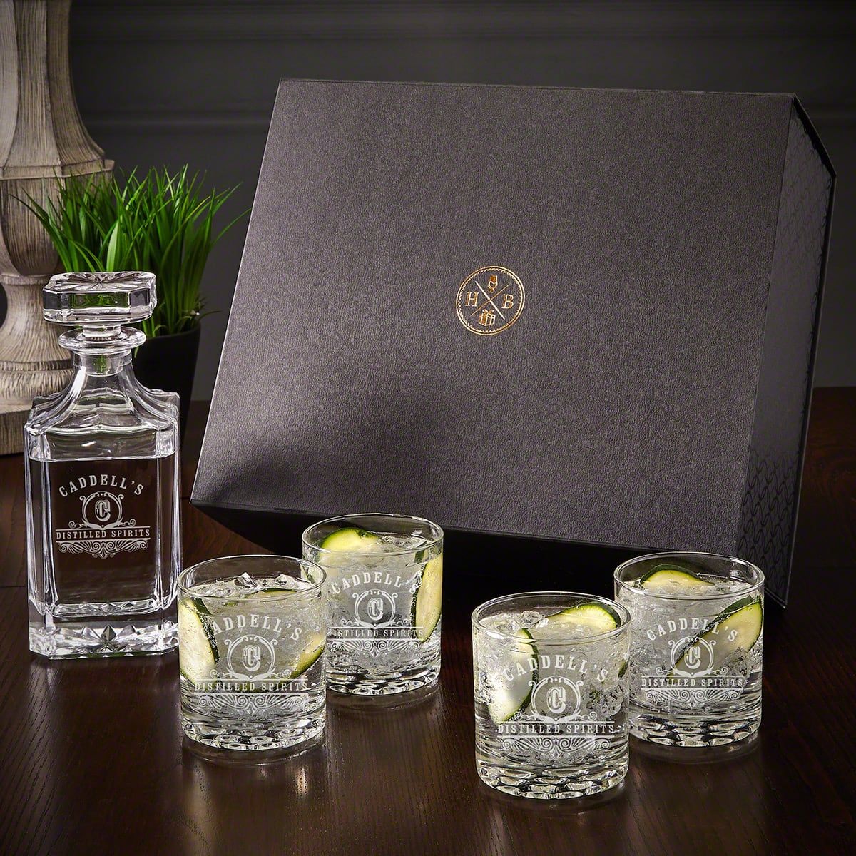 https://images.homewetbar.com/media/catalog/product/p/e/personalized-gin-decanter-gift-set-cocktail-glasses-carraway-p-10703.jpg?store=default&image-type=image