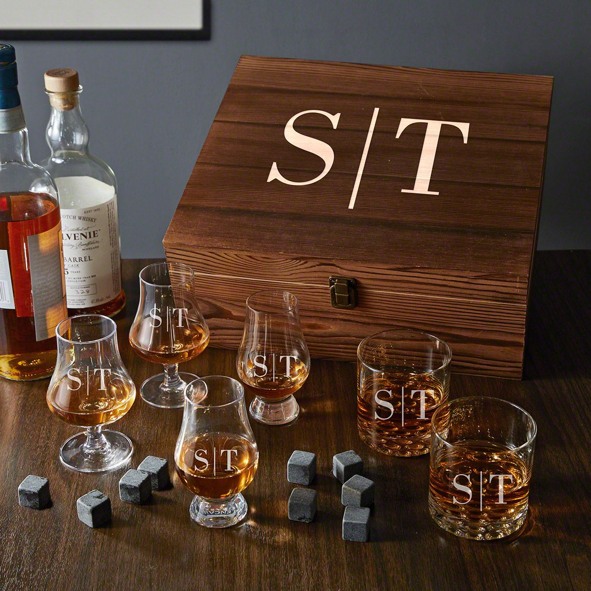 https://images.homewetbar.com/media/catalog/product/q/u/quinton-custom-box-set-of-gifts-for-whiskey-lovers_9628.jpg?store=default&image-type=image